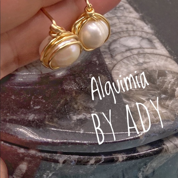 Alquimia by ADY Gold Pearl Earrings - Picture 2 of 5